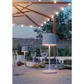 Mannera 20cm Grijs Draagbare Van Eglo - U kunt hem eenvoudig opladen met de meegeleverde USB-kabel, zodat u hem gemakkelijk overal mee naartoe kunt nemen - of u nu op het terras, in de tuin of op een picknick bent.