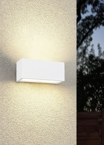Mayenne 25cm Wit buitenlamp Van Trio Lighting - Mayenne is een stijlvolle gevellamp in wit gelakt, gegoten aluminium met een minimalistische uitstraling.