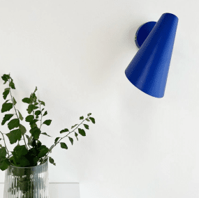 Cale 25cm Blauw leeslamp Van Dyberg Larsen - De beweegbare kap kan naar wens worden gedraaid en zorgt voor een gerichte lichtbundel, waardoor de lamp perfect is als nachtlampje of leeslamp bij het raam.