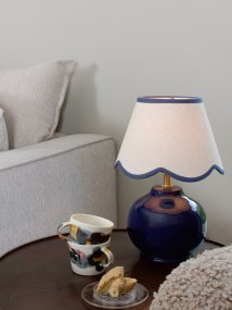 Nell 34cm Blauw Van PR Home - De kap heeft een decoratieve, spiraalvormige onderrand en een fijne afwerking in dezelfde tint als de voet, wat de lamp een elegante en doordachte uitstraling geeft.