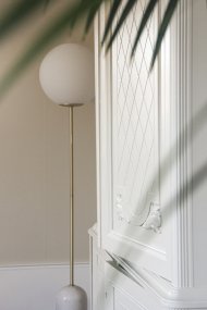 Torrano Wit marmer vloerlamp Van Globen Lighting - Torrano heeft een voet van prachtig massief steen, metalen details en een glazen kap van mat wit glas.