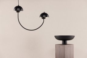 Lyckorna 55cm Zwart hanglamp Van Venture Design - De lampen hebben een afgerond plafond dat een aangenaam licht in de kamer verspreidt.