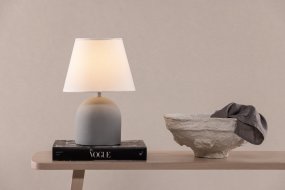 Styrsö 37cm Grijs tafellamp Van Venture Design - Dankzij het stijlvolle design past de lamp goed bij de andere meubels in de kamer en krijgt de kamer een huiselijke uitstraling.