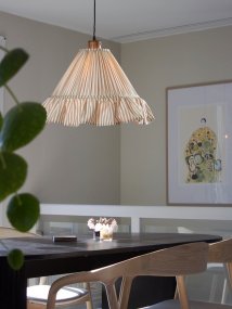 Estrid Ø40 Beige hanglamp Van PR Home - De lampenkap is bekleed met gestreept textiel en heeft een licht kegelvormige kap die aan de onderkant eindigt in een royale ruche.