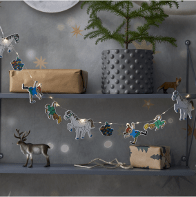 Pippi Veelkleurig kinderlamp Van Star Trading - Pippi met haar jas op een rij met meneer Nilsson en het oude mannetje.