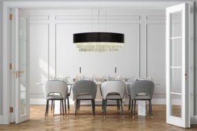 Glamour 100cm Zwart hanglamp Van Searchlight - De combinatie van zwart fluweel, chromen details en sprankelende kristallen druppels geeft de hanglamp een luxueuze en eigentijdse uitstraling.