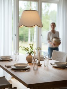 Nell Ø35 Beige hanglamp Van PR Home - De zachte structuur en de decoratieve, golvende onderrand zorgen voor een elegante en harmonieuze uitstraling die zowel in moderne als meer traditionele interieurs past.