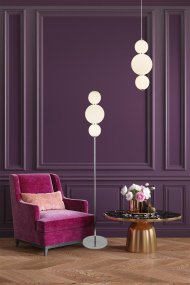 Snowball Chroom vloerlamp Van Searchlight - Snowball is een staande lamp die echt opvalt - Met zijn ronde opaal glazen kappen en een vleugje chroom heeft hij een zachte, bijna tastbare uitstraling die veel andere lampen missen.