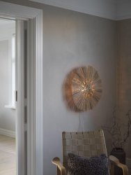 Amara Ø60 Natuur wandlamp Van PR Home - Voor elk scherm dat wij kopen, doneert de leverancier 2 dollar aan de makers van de schermen.