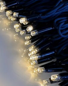 Twinky Pro 10m Zwart Van Lightson - Het is een duurzame, hoogwaardige lichtslinger met een stevige rubberen kabel die een zachte, sfeervolle gloed verspreidt met grotere lichtpunten.