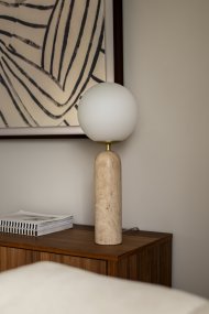 Torrano 53cm Beige travertijn tafellamp Van Globen Lighting - Steen is een natuurlijk materiaal, de kleur en tinten van het marmer variëren en creëren een uniek patroon voor elk stuk.