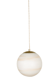 Fabian Ø20 Perzik hanglamp Van Strömshaga - De bolvormige kap van mat glas in wit en perzikkleurig glas zorgt voor een zacht en aangenaam licht, terwijl de messing afwerking de tijdloze, eeuwwisseling-achtige sfeer van de lamp versterkt.