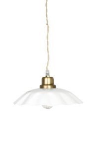 Diana Ø23 Wit hanglamp Van Strömshaga - De witte metalen kap heeft een zacht gebogen rand die de lamp een decoratief karakter geeft, terwijl de details in geborsteld messing een mooi contrast vormen.