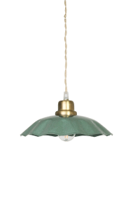 Diana Ø23 Groente hanglamp Van Strömshaga - De groene metalen kap heeft een zacht gebogen rand die de lamp een decoratief karakter geeft, terwijl de details in geborsteld messing een mooi contrast vormen.