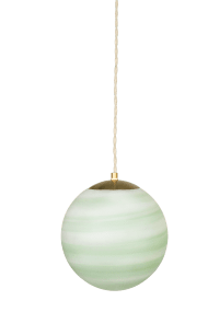 Fabian Ø20 Groente hanglamp Van Strömshaga - De bolvormige glazen kap van mat groen en wit glas zorgt voor een zacht en aangenaam licht, terwijl de messing afwerking de tijdloze, eeuwwisseling-achtige sfeer van de lamp versterkt.