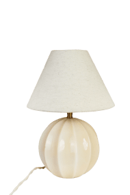 Marit 24cm Beige lampenvoet Van Strömshaga - Marit is een elegante lampvoet van beige glas met een zacht afgeronde vorm en decoratieve details die hem een klassieke uitstraling geven.