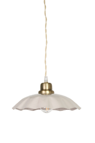Diana Ø23 Beige hanglamp Van Strömshaga - De beige metalen kap heeft een zacht gebogen rand die de lamp een decoratief karakter geeft, terwijl de details in geborsteld messing een mooi contrast vormen.
