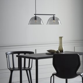 Wendo 70cm Zwart hanglamp Van CO Bankeryd - De Wendo plafondlamp geeft met zijn kappen van gerookt glas een sprankelend, warm en zacht licht aan de kamer.