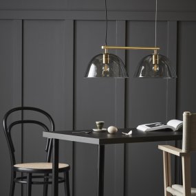 Wendo 70cm Messing hanglamp Van CO Bankeryd - De Wendo plafondlamp geeft met zijn kappen van gerookt glas een sprankelend, warm en zacht licht aan de kamer.