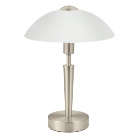 Solo 35cm Nikkel tafellamp Van Eglo - De lamp is gemaakt van metaal met een elegante matte nikkelafwerking en heeft een satijnglazen kap die een zacht en aangenaam licht verspreidt.