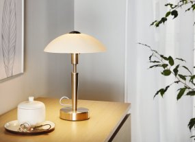 Solo 35cm Nikkel tafellamp Van Eglo - De lamp is gemaakt van metaal met een elegante matte nikkelafwerking en heeft een satijnglazen kap die een zacht en aangenaam licht verspreidt.