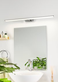 Pandella 78cm Chroom badkamerlamp Van Eglo - De lamp heeft een elegante chromen afwerking en een ge&iuml;ntegreerde LED die een helder, wit licht van 4000K met een lichtopbrengst van 1700 lumen produceert.