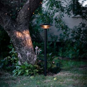 DL25 Zwart lichtpaaltjes Van Dyberg Larsen - De lamp is gemaakt van zwart roestvrij staal, is 90 cm hoog en heeft een kap met een diameter van 25 cm.