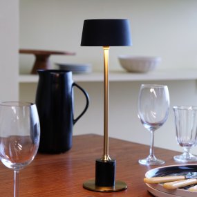Yoyo LED 33cm Messing Draagbare Van Dyberg Larsen - De soepele aanraakfunctie aan de bovenkant regelt drie lichtniveaus, waardoor het perfect is voor plaatsen met beperkte ruimte - zoals op een smalle vensterbank, op een kleinere tafel of in een groepje op; de eettafel voor een stijlvolle tafelsetting.