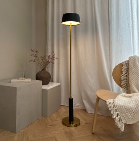 Yoyo LED 125cm Messing Draagbare Van Dyberg Larsen - Med en bas och stomme i m&auml;ssings, kombinerat med en sk&auml;rm i borstad svart metall, blir Yoyo en elegant inredningsdetalj.