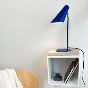 Cale 50cm Donkerblauw bureaulamp Van Dyberg Larsen - Ideaal om uw bureau of bijzettafel een vleugje kleur en persoonlijkheid te geven en tegelijkertijd gericht en comfortabel licht te bieden tijdens het lezen of werken.