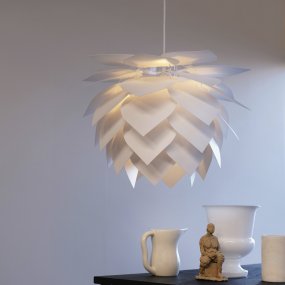 Illumin Ø45 Wit hanglamp Van Dyberg Larsen - Illumin van Dyberg Larsen is een stijlvolle en duurzame lamp die Deens design combineert met functionaliteit en een duurzame mindset.