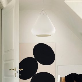 Volta Ø26 Wit Van Dyberg Larsen - Volta is geïnspireerd op het gewelf van de koepel en verspreidt een gericht licht naar beneden, terwijl de opening aan de bovenkant een decoratief lichtspel creëert, zowel naar boven als naar beneden in de kamer.