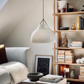 Pyra Ø30 Messing hanglamp Van Dyberg Larsen - Pyra verspreidt een zacht en sfeervol licht dat de hele kamer kan verlichten of een gezellige sfeer boven de eettafel kan creëren.