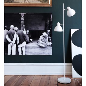 Skagen 2 Chroom vloerlamp Van Dyberg Larsen - Dyberg Larsen heeft een nieuwe staande lamp in de Skagen-serie ontwikkeld, ditmaal met twee.