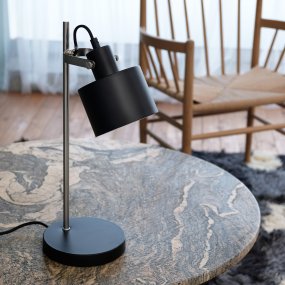 Ocean 43cm Zwart bureaulamp Van Dyberg Larsen - Hierdoor is de lamp ideaal voor in de slaapkamer en als indirecte lichtbron in de woonkamer.