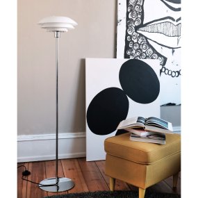 DL31 Chroom vloerlamp Van Dyberg Larsen - De lampen uit de DL-serie hebben drie ronde, schotelvormige kappen die een klassieke en eenvoudige stijl cre&euml;ren voor minimalistische woningen.