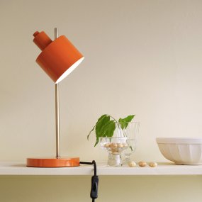 Ocean 43cm Oranje bureaulamp Van Dyberg Larsen - De Ocean tafellamp van Dyberg Larsen is een door de jaren 50 geïnspireerde lamp met een charmant retrodesign en een modern tintje.