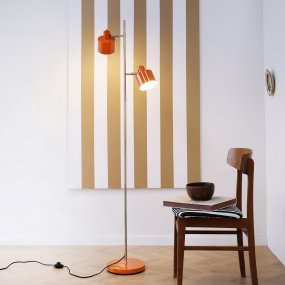 Ocean Oranje vloerlamp Van Dyberg Larsen - De Ocean vloerlamp van Dyberg Larsen is een door de jaren 50 geïnspireerde lamp met een charmant retrodesign en een modern tintje.
