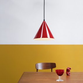 Ron Ø25 Donkerrood hanglamp Van Dyberg Larsen - Moderne hanglamp met een eenvoudig design en een vleugje retro.