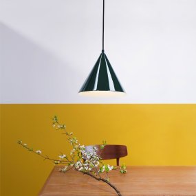 Ron Ø25 Donkergroen hanglamp Van Dyberg Larsen - Moderne hanglamp met een eenvoudig design en een vleugje retro.