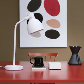 Coast 52cm Wit bureaulamp Van Dyberg Larsen - Wordt geleverd met een 1,6 m lang wit textielsnoer met aan/uit-schakelaar.