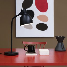 Coast 52cm Zwart bureaulamp Van Dyberg Larsen - Coast is een stijlvolle tafellamp met een minimalistische uitstraling.