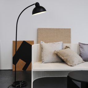Eric Zwart vloerlamp Van Dyberg Larsen - Gemaakt van zwart metaal in combinatie met de marmeren voet, vormt het een stijlvol interieurdetail in huis.
