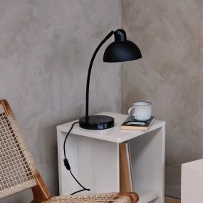 Eric 48cm Zwart bureaulamp Van Dyberg Larsen - Ontdek de elegante Eric tafellamp met zijn unieke marmeren voet en gebogen details die een verfijnde uitstraling geven.