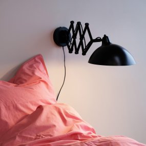 Futura 60cm Zwart wandlamp Van Dyberg Larsen - Gemaakt van metaal met een zwarte buitenkant en een witte binnenkant, wat zorgt voor een minimalistische look.