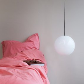 Cafè Ø20 Opaal hanglamp Van Dyberg Larsen - Hierdoor ontstaat er prachtig licht dat zowel boven een tafel, in een hoek, naast het bed of in een gezellig leeshoekje schijnt.