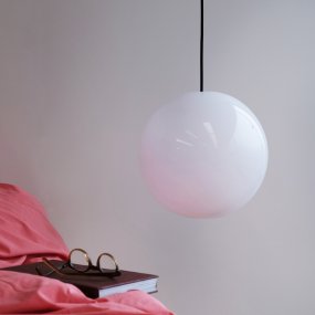 Cafè Ø30 Opaal hanglamp Van Dyberg Larsen - Hierdoor ontstaat er prachtig licht dat zowel boven een tafel, in een hoek, naast het bed of in een gezellig leeshoekje schijnt.