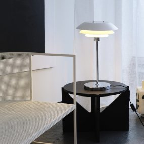 DL31 50cm Wit tafellamp Van Dyberg Larsen - De tafellamp is klassiek en stijlvol in het wit in combinatie met verchroomd metaal, perfect voor een donker hoekje in huis, voor het raam of als een elegant interieurdetail op zichzelf.