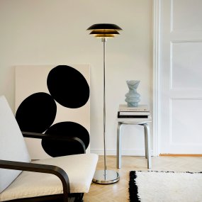 DL31 Zwart vloerlamp Van Dyberg Larsen - De staande lamp is klassiek en opvallend in zwart gecombineerd met chroom metaal.
