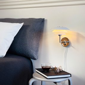 DL20 Wit wandlamp Van Dyberg Larsen - De DL20 wandlamp heeft een tijdloos en eenvoudig design, bestaat uit drie kappen, is eenvoudig te installeren en geeft een prachtig licht.